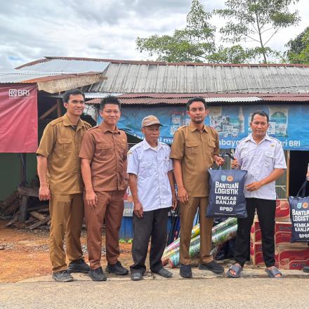 BNPB Serahkan Bantuan Kemanusiaan Kepada Warga Terdampak Longsor di Desa Tanah Abang